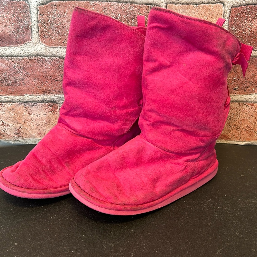 Girls pink moccasin boots that tie up in back. Size 12.